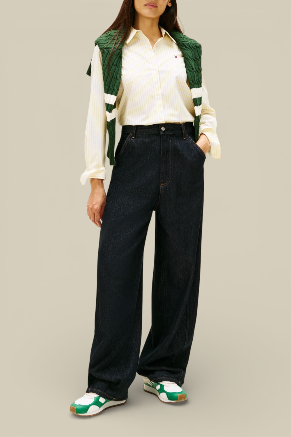 תמונת כל הלוק של חולצה מכופתרת פסים